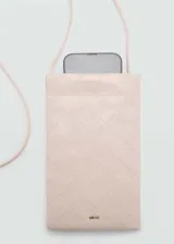 Funda para celular color rosa claro con diseño acolchado de rombos y correa larga ajustable.