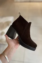 Botines de gamuza color marrón chocolate, con plataforma y taco cuadrado. Cierre lateral interno.