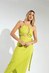 Crop top fucsia con tiras extra largas para cruzar.