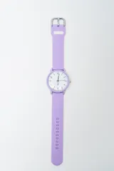 Reloj analógico con correa de silicona color rosa pálido y esfera blanca con números negros.