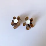 Aros en forma de flor multicolor, con pétalos en tonos aqua y rosa.