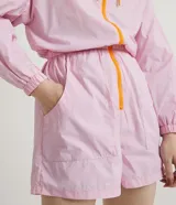 Mono corto deportivo con capucha, en bloques de color rosa y celeste, con cierre frontal naranja.