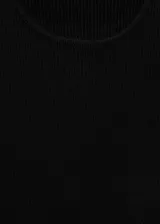 Vestido corto de punto canalé a rayas horizontales blancas y azules, con cuello redondo, tirantes anchos y corte ajustado.