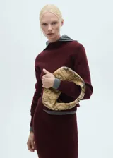 Jersey de punto de canalé color borgoña con cuello perkins y mangas largas. Diseño recto y tejido de punto medio.