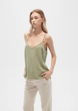 Musculosa color crema de bretel fino con apliques de cadena en los breteles y escote en V.