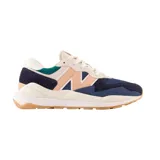 Championes urbanos New Balance modelo 57/40, con capellada de gamuza y malla en tonos azul marino, celeste, beige y rosa pastel. Presenta el logo "N" en color rosa pastel y suela de goma color caramelo.