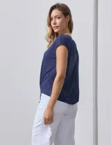 Blusa de modal con estampado de hojas en tonos azulados, escote en V con botones y ruedo anudado.