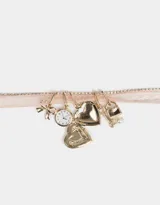 Set de dos chokers: uno con cinta de encaje color durazno y otro con cadena dorada y multidijes colgantes (relicario, corazón, candado, moño y perla).
