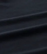 Vestido corto negro de jersey con escote de un solo hombro y tirante fino cruzado. Presenta fruncidos en la espalda.
