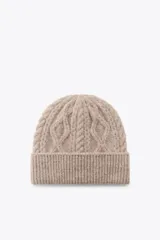 Gorro de lana color beige con diseño de punto trenzado.