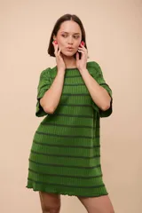 Remerón rojo con rayas horizontales turquesas, de corte recto y suelto, manga corta y cuello redondo.