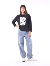 Remera blanca de manga larga con estampa rectangular dorada con diseño animal print y texto 'Fearless, fierce & fabulous'.