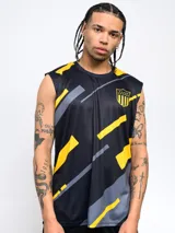 Musculosa deportiva de poliéster con estampado alusivo al Club Atlético Peñarol.