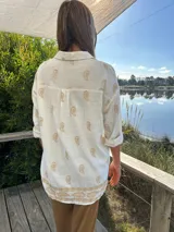 Camisa o sobrecamisa color crudo con bordado de cachemir en color beige.