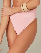 Conjunto de bikini verde con corpiño con aro y breteles con volados, y bombacha tiro alto.