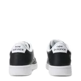 Championes New Balance modelo 080, color negro con detalles en blanco. Presentan el logo "N" en los laterales, cordones negros y suela blanca.