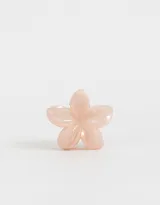 Broche para el pelo con forma de flor de cinco pétalos color rosa claro.