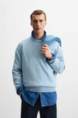 Jersey celeste de cashmere y lana, de corte relajado, cuello redondo y manga larga con terminaciones en rib.