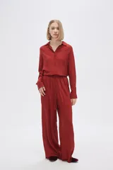 Pantalón negro ancho de viscosa con bolsillos laterales y cintura alta con cordón ajustable.