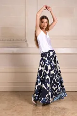 Falda larga acampanada con estampado abstracto en blanco y negro, y lazo en la cintura.