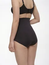 Bombacha de lycra color beige, de corte alto.