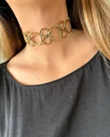 Gargantilla dorada con diseño de círculos irregulares.
