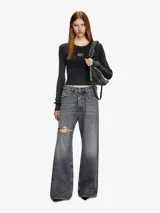 Suéter corto Diesel M-Anchor-A para mujer, tejido en algodón orgánico acanalado con hilo denim negro. Tiene un ajuste ceñido, desteñido natural y placa metálica con la D ovalada en la abertura del pecho.