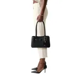 Cartera tote Guess Meridian negra con logo triangular metálico y llavero colgante.
