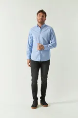Camisa celeste de manga larga para hombre, con logo bordado y fit slim. Confeccionada en 100% algodón.