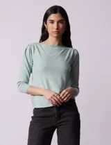 Buzo color verde agua, marca Vila Milano, con cuello redondo y mangas 3/4 con pinzas en los hombros.