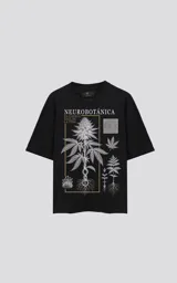 Remera negra de algodón con cuello redondo y calce oversize. Estampado frontal con diseño de plantas y texto 'Neurobotánica: El Código Raíz de la Vida'.