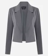 Blazer corto de sastrería color gris oscuro, con solapas estructuradas, manga larga y corte ajustado. Se combina con un top de encaje negro y pantalón ancho a juego.