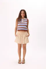 Short color beige de tela liviana, con cintura elastizada y lazo ajustable.