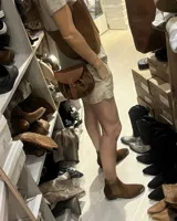 Botín Chelsea de cuero vacuno negro con detalle de metal plateado en la puntera y elástico lateral.