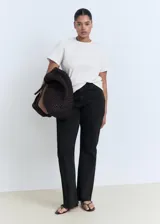 Camiseta blanca de algodón, de corte recto, manga corta y cuello redondo.