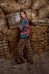 Sweater de lana multicolor con diseño geométrico en azul, rojo y blanco. Tejido y bordado a mano en Uruguay, de calce holgado con cuello a la base y puños. Talle único, similar a un M/L.