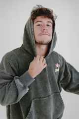 Canguro gris con capucha y bolsillo delantero tipo canguro. Estampado en el pecho con el logo de la marca Pulau en negro y rojo.