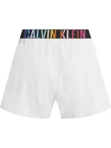 Shorts de algodón blanco con cintura elástica negra con logo Calvin Klein en colores del arcoíris.