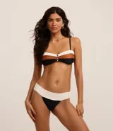 Conjunto de bikini de microfibra texturizada, con corpiño bandeau con breteles finos y bombacha con cintura ancha contrastante.