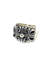 Anillo plateado con diseño de flor de loto con acabado envejecido.