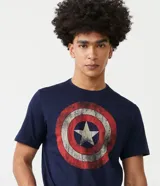 Remera azul marino de algodón con estampa del escudo del Capitán América en el frente.