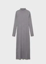 Vestido midi de punto fino color gris, con cuello perkins, diseño entallado y mangas largas.