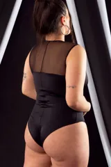 Body musculosa negro de lycra con transparencias de tul en escote y espalda, aro metálico en el centro del escote y broches en la entrepierna con refuerzo de algodón.