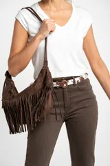 Remera blanca de viscosa con cuello en V y corte al cuerpo.