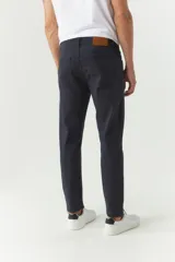 Pantalón de gabardina color verde oliva, de corte slim fit, con cinco bolsillos y logo bordado en el bolsillo trasero.