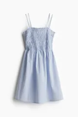 Vestido corto celeste de algodón con cuerpo fruncido, escote cuadrado y breteles spaghetti dobles. Costura fruncida en la cintura y falda con vuelo. Forrado.