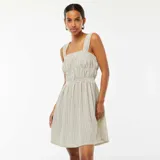Vestido corto con tirantes anchos, de punto gofrado a rayas verticales en tonos beige y blanco.