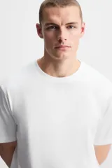 Camiseta blanca de cuello redondo y manga corta, corte regular.