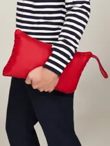 Campera acolchada plegable color rojo, confeccionada en poliéster reciclado, con aislamiento térmico y detalles distintivos de Tommy Hilfiger.