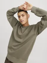 Buzo color verde oliva de algodón con cuello redondo y calce holgado.